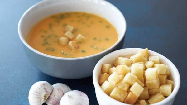 Croutons in Schale und Suppe