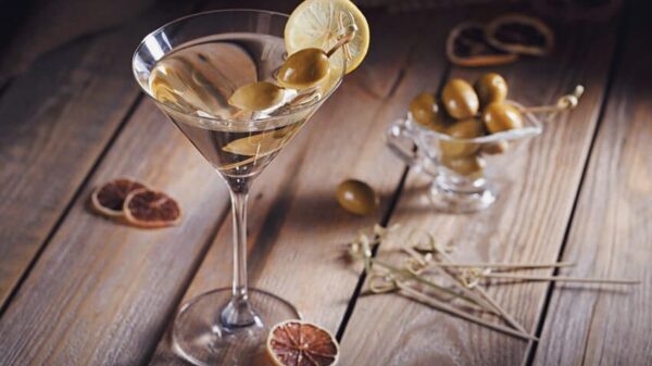 Martini Cocktail mit Olive im Glas