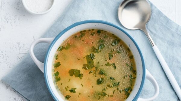 Gemüsebrühe Rezept in weißer Schale