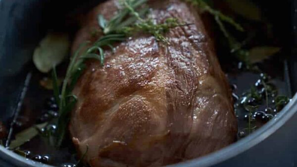 Schweinebraten in Brühe auf Temperatur bringen