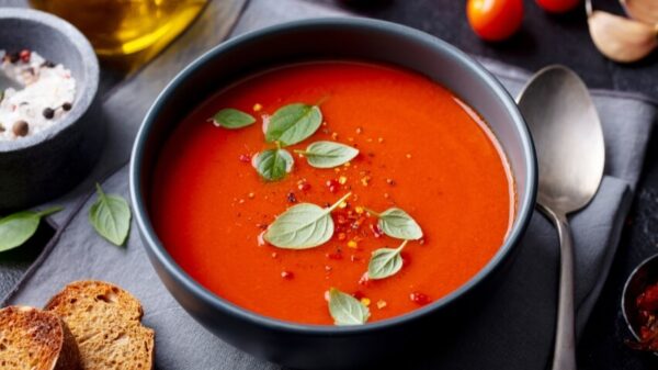 Tomatensuppe in Schale