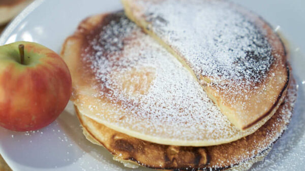 Apfelpfannkuchen mit großem Apfel