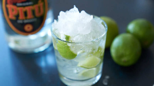 Caipirinha neben Pitu Flasche